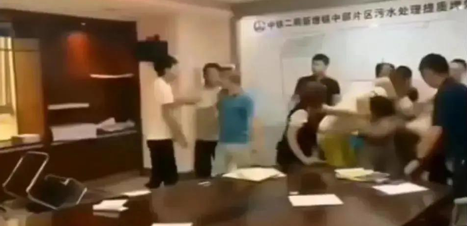 中鐵二局閥門投標(biāo)現(xiàn)場，報(bào)最低價者被“群揍”…咋回事？