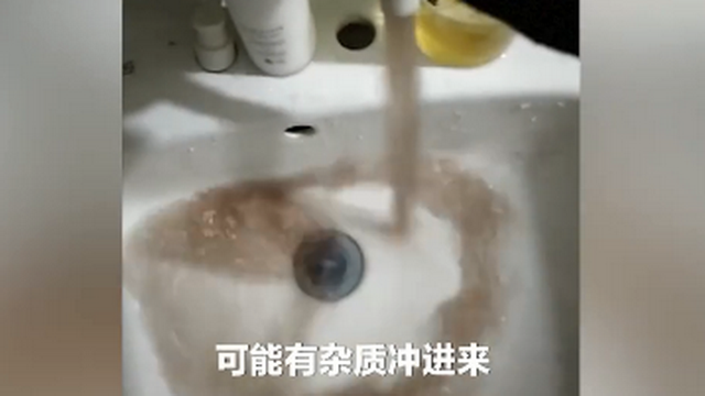 河南居民家自來(lái)水渾如咖啡，相關(guān)部門(mén)回應(yīng)：主管道水質(zhì)安全可正常飲用-