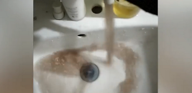 河南居民家自來水渾如咖啡，相關(guān)部門回應(yīng)：主管道水質(zhì)安全可正常飲用